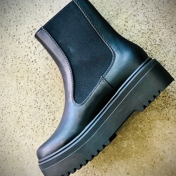 Soda Reeve Black Platform Chelsea Elastic Bootie - Picture 5 of 6